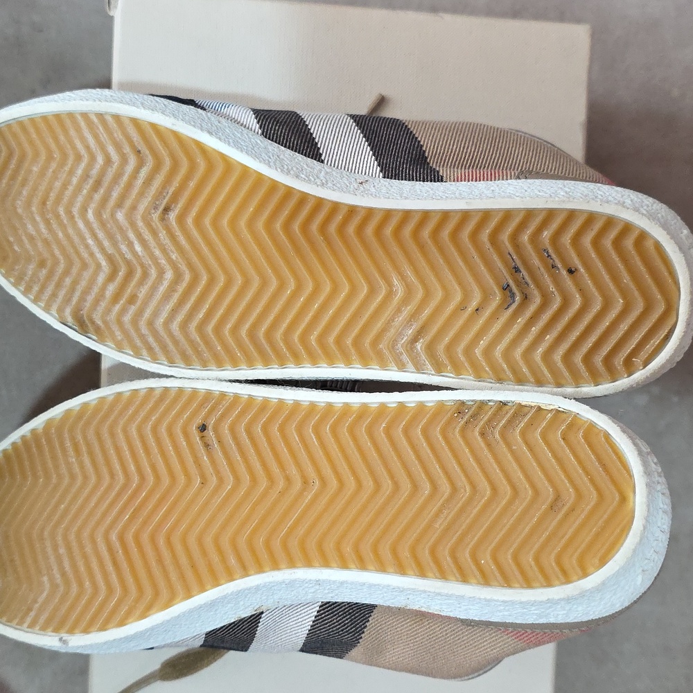 Burberry Beige and Red Sneakers - Picture 9 of 11